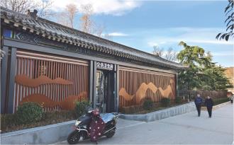 　　12月2日，市民从升级改造后的柳湖书院公共卫生间前走过。　　公厕升级改造是崆峒区2025年完善基础设施、提升公共服务品质的重点民生工程之一，于今年全面完成城区35座公厕升级改造工作。改造后的公厕，外观设计简约大气，与周边环境和谐相融，内部环境干净整洁。除了常规卫生间外，新增的母婴室、第三卫生间为携带婴幼儿的家庭以及特殊需求人群提供了独立、安全、便捷的私密空间。此外，洗手液、烘干机、便民服务箱等用品一应俱全，细节之处尽显人性化关怀。　　　　本报记者 杨昕 摄