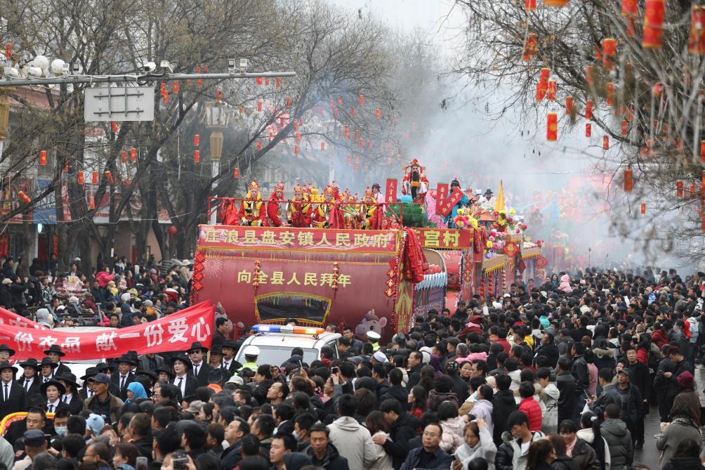 甘肃庄浪：高抬社火巡街过大年