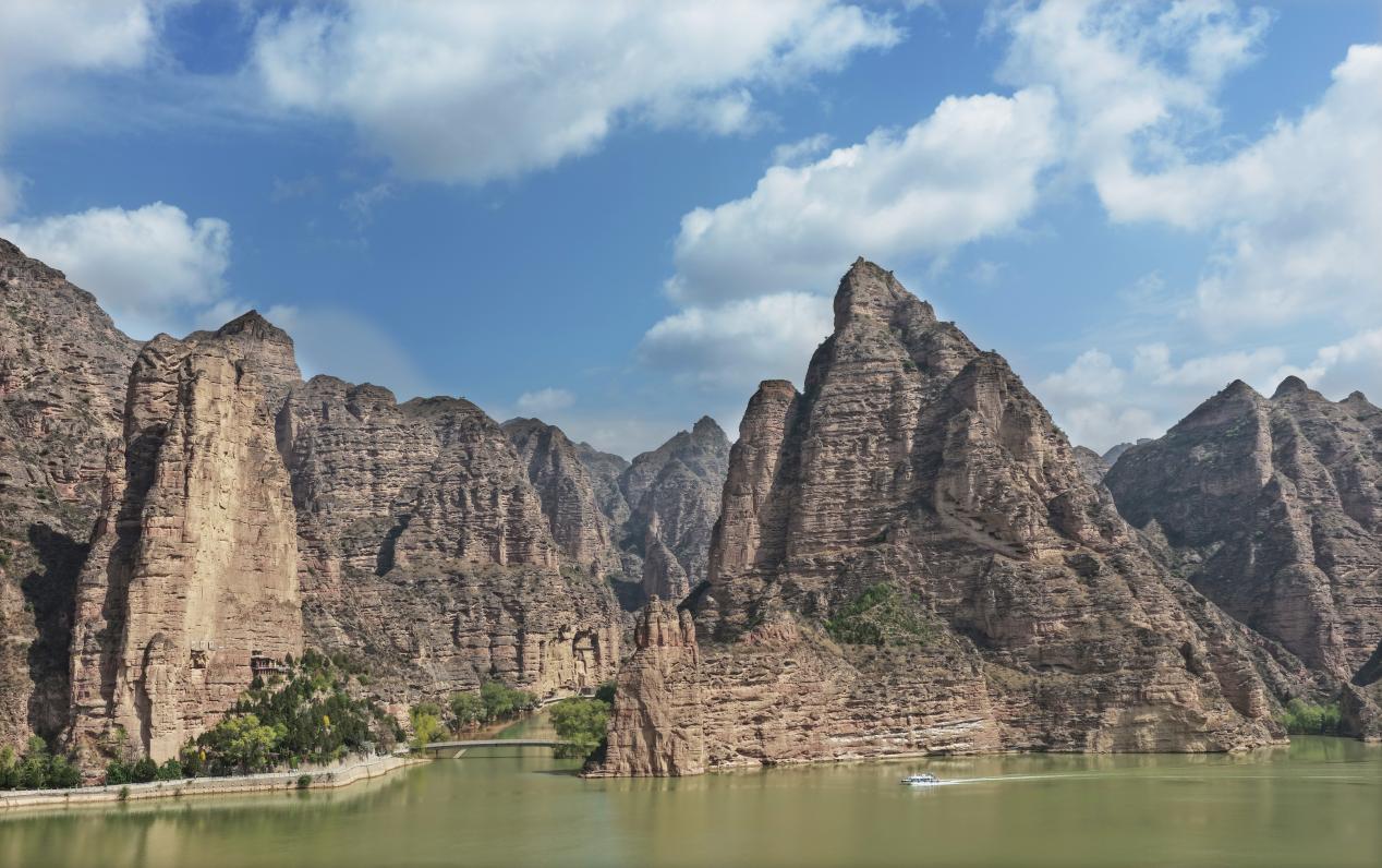 “河”处相逢 | 甘肃永靖：春水映丹霞 千年炳灵沐春光 