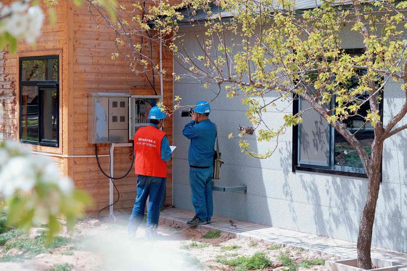 国网兰州供电公司忠和供电所员工在兰州市安宁区九合镇兰沟村景盛源生态观光园检查用电设备。史双绚摄 (1)