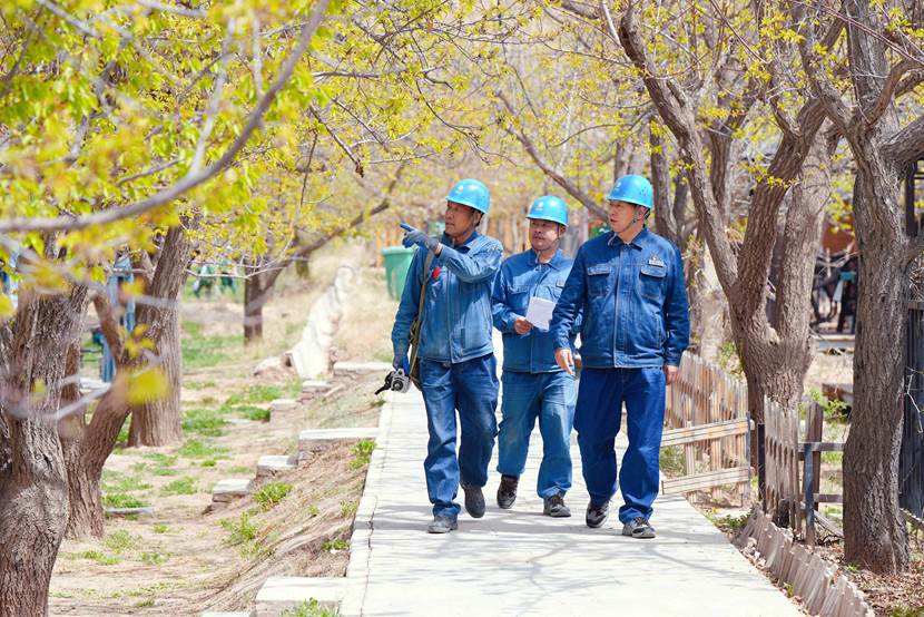 国网兰州供电公司忠和供电所员工在兰州市安宁区九合镇兰沟村景盛源生态观光园开展安全用电检查。史双绚摄