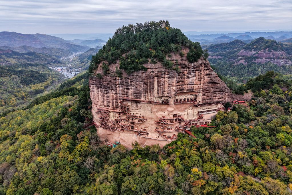 秋染麦积山
