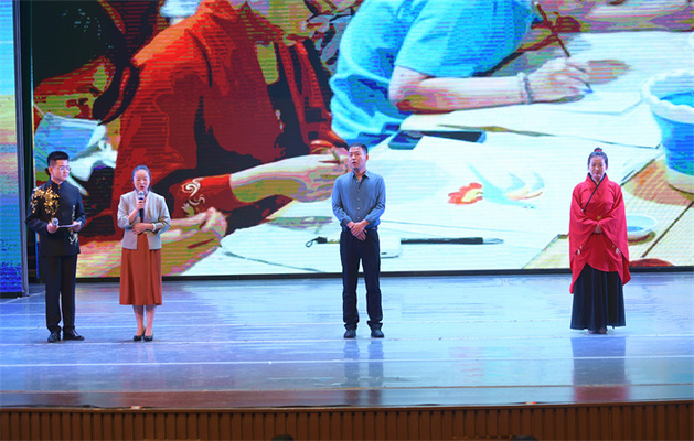 5月19日，敦煌文旅企业代表与主播互动，推介敦煌文化旅游产品。（王斌银 摄影）