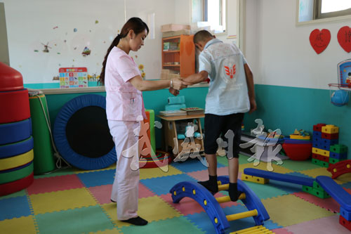 凉州区黄羊康复医院治疗师指导困境儿童进行康复训练