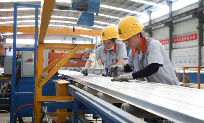 甘肃陇西：铝冶炼及加工企业生产忙
