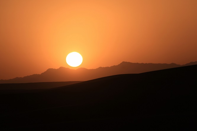 敦煌：大漠日出美