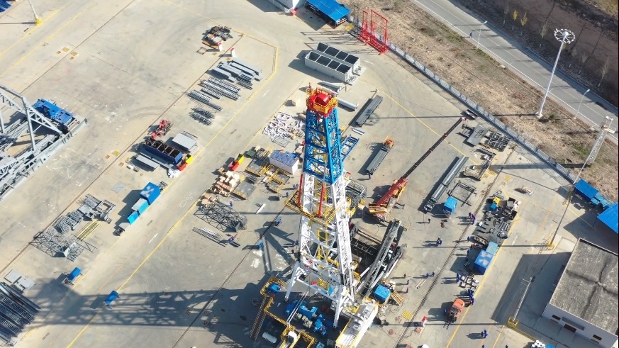 兰石装备公司承制3000HP超深井沙漠快速移运钻机项目第一台钻机顺利起升