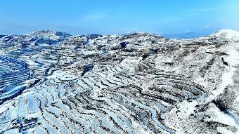 雪后的朵什万亩梯田